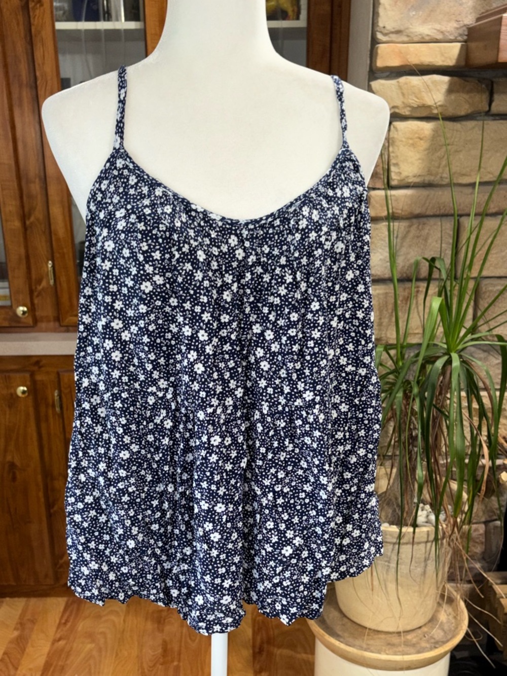 Torrid size 1 size 1X blue & white daisy pattern spaghetti strap swing tank EUC